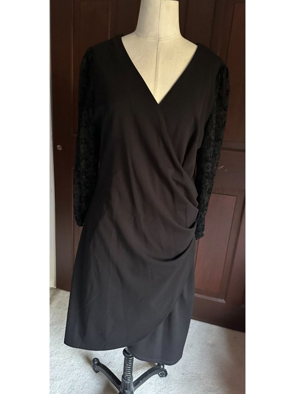 Donna Ricco black v neckline dress with lacey long sleeves sz 12